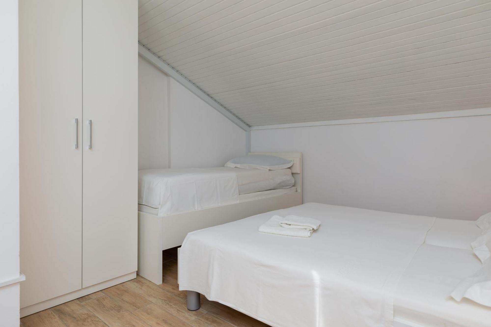 Apartments By The Sea Duce, Omis - 2992 Dugi Rat Room photo